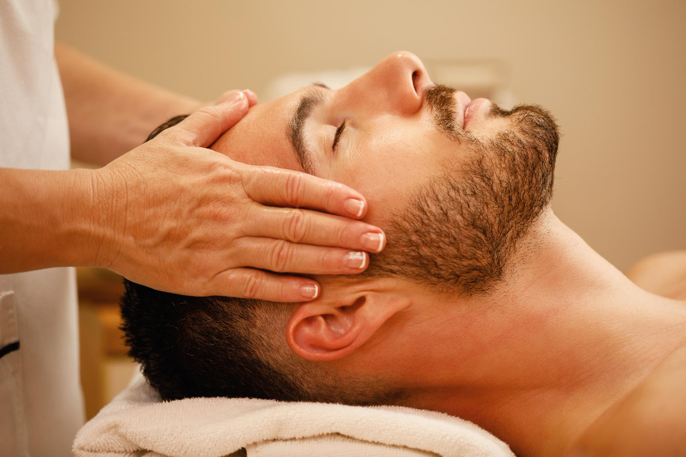 Craniosacraltherapie in Fürth: sanfter Handkontakt am Kopf eines entspannt liegenden Patienten