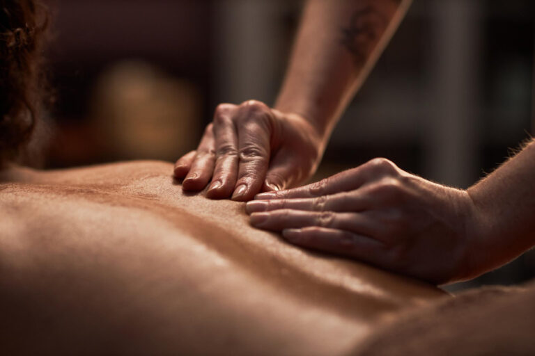 Klassische Massage in Fürth: Hände lockern die Rückenmuskulatur