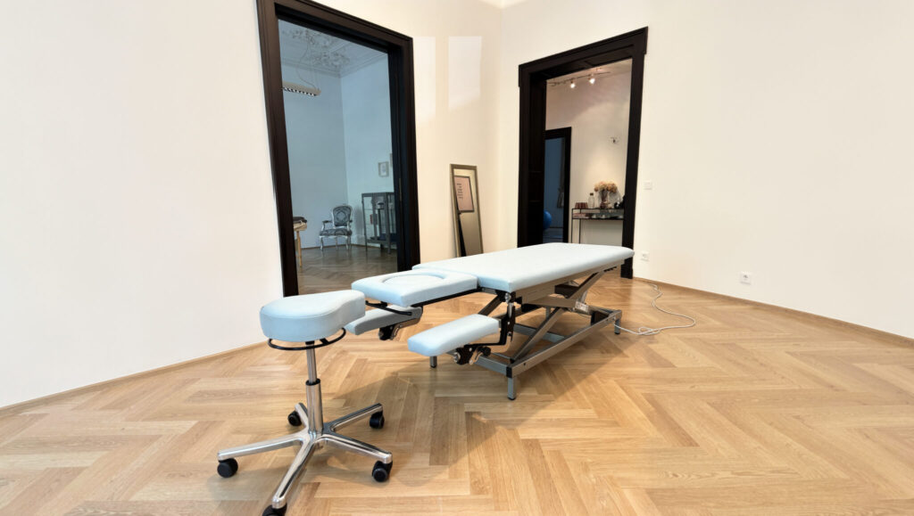 Moderne Therapieliege im hellen Behandlungsraum von Physio balancevivo in Fürth